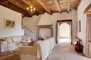 TV, fireplace - 3 bedroom villa (8 sleeps) with private pool in Garfagnana (55030 Villa Collemandina)