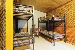 Soundproofing, free WiFi, bed sheets - Bilik Bamboo - Hostel (Yogyakarta)