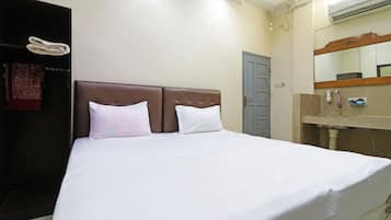 Standard Room | Desk, free WiFi, bed sheets