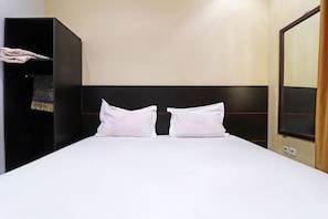 Standard Room | Desk, free WiFi, bed sheets - Utama Syariah (Pekanbaru)