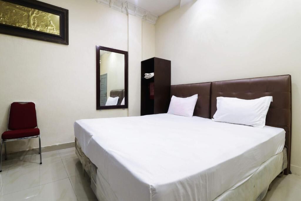 Desk, free WiFi, bed sheets