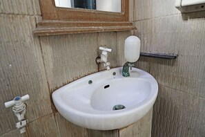 Standard Room | Bathroom | Shower, towels - Utama Syariah (Pekanbaru)