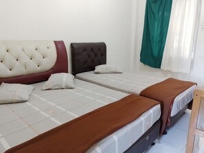 Standard Room | Desk, free WiFi, bed sheets - Penginapan Syariah (Pekanbaru)