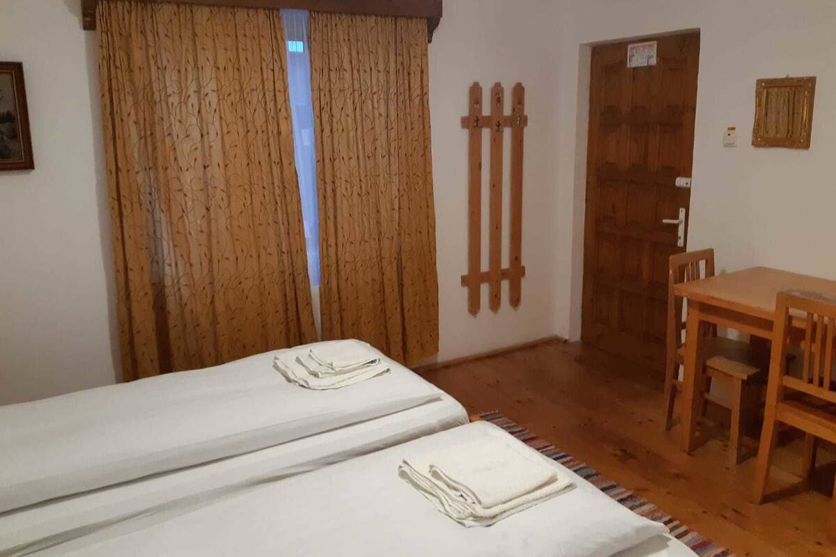Standard Double Room, 2 Twin Beds | Minibar, WiFi (free), individually furnished, bed sheets