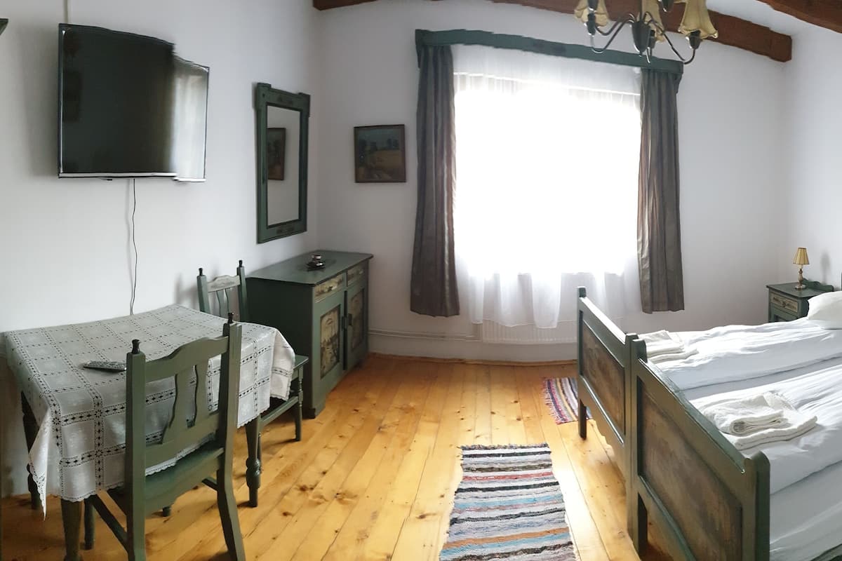 Traditional Twin Room, 2 Twin Beds | Minibar, WiFi (free), individually furnished, bed sheets