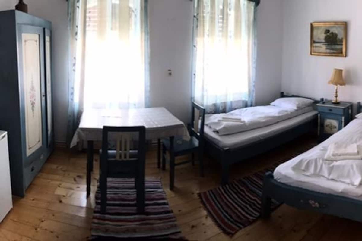 Vierpersoonskamer | 1 slaapkamer, een minibar, individueel gemeubileerd, gratis wifi