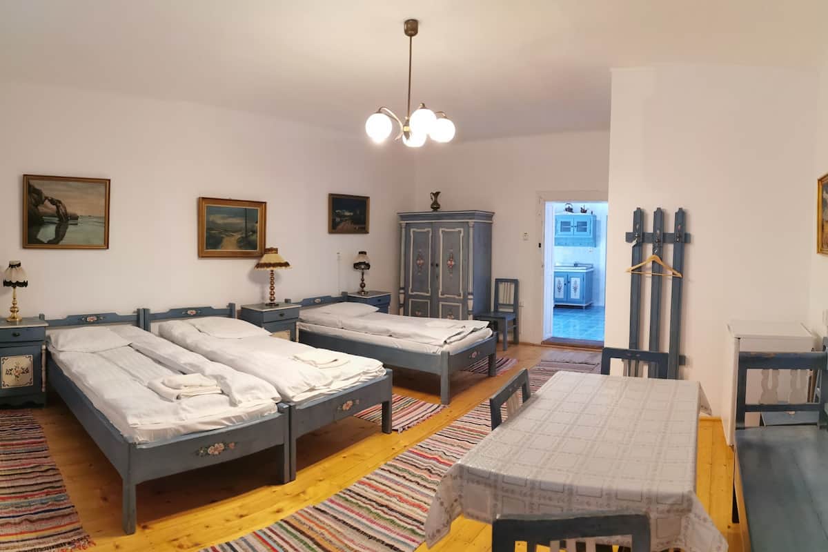 Driepersoonskamer | 1 slaapkamer, een minibar, individueel gemeubileerd, gratis wifi