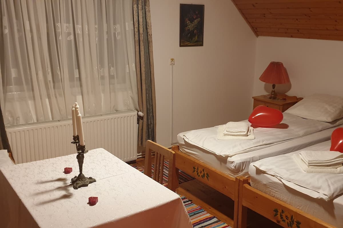 Comfort vierpersoonskamer, 4 slaapkamers, niet-roken, uitzicht op zwembad | 1 slaapkamer, een minibar, individueel gemeubileerd, gratis wifi