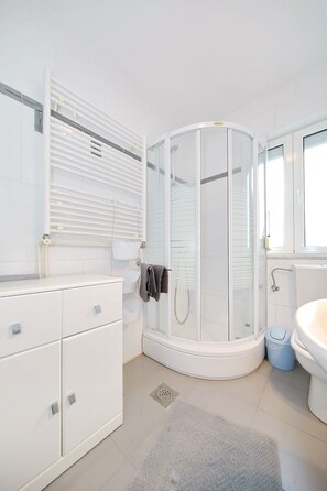 Comfort Villa, Sea View | Bathroom | Hair dryer, slippers, bidet, towels - Villa Adria (Zadar)