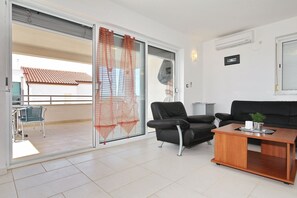 Comfort Villa, Sea View | Living room | Flat-screen TV - Villa Adria (Zadar)