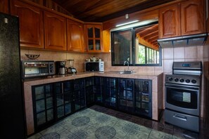 Kühlschrank, Mikrowelle, Wasserkocher mit Kaffee-/Teezubehör