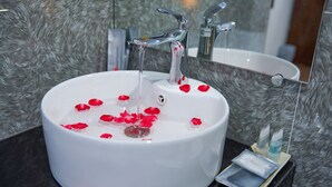 Rom – standard (VIP) | Bad | Dusj, dusjhode med hydromassaje, toalettartikler (inkludert) og hårføner