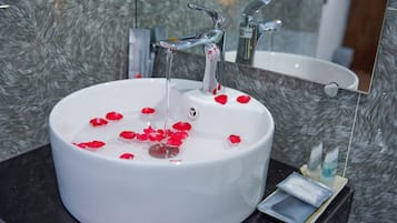 VIP Room | Bathroom | Shower, hydromassage showerhead, free toiletries, hair dryer