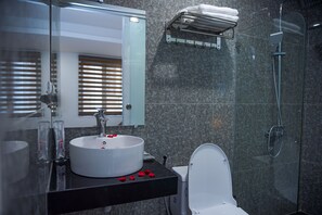 VIP Room | Bathroom | Shower, hydromassage showerhead, free toiletries, hair dryer - B & B Hotel Quan Hoa (Hanoi)