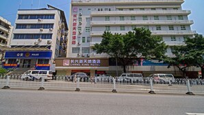 A multi-story hotel with a sign for Chang Xing Hotel. - Guangzhou Changxing Xintiandi Hotel (Guangzhou)