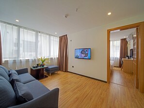 Business Suite, Non Smoking | In-room safe, desk, blackout drapes, iron/ironing board - Guangzhou Changxing Xintiandi Hotel (Guangzhou)