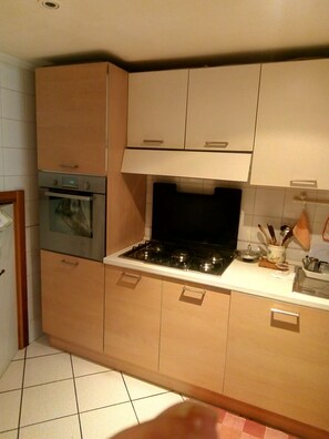 Frigorifero, microonde, forno, piano cottura