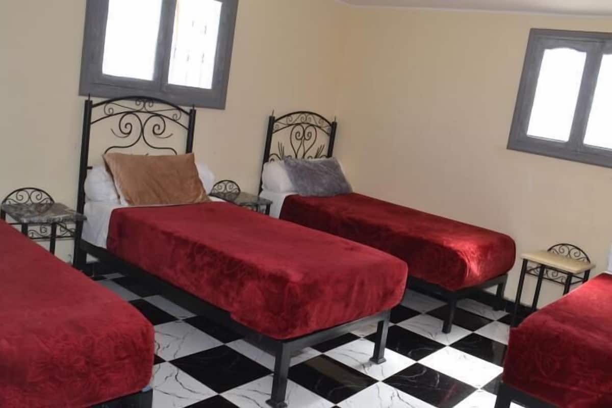 Escritorio, cortinas blackout, wifi gratis y ropa de cama
