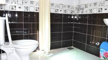Douche, douche à « effet pluie », chaussons, serviettes fournies