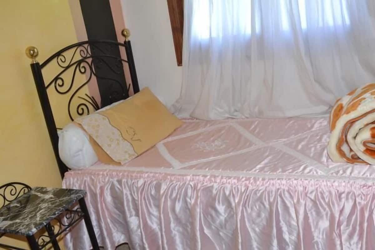 Escritorio, cortinas blackout, wifi gratis y ropa de cama
