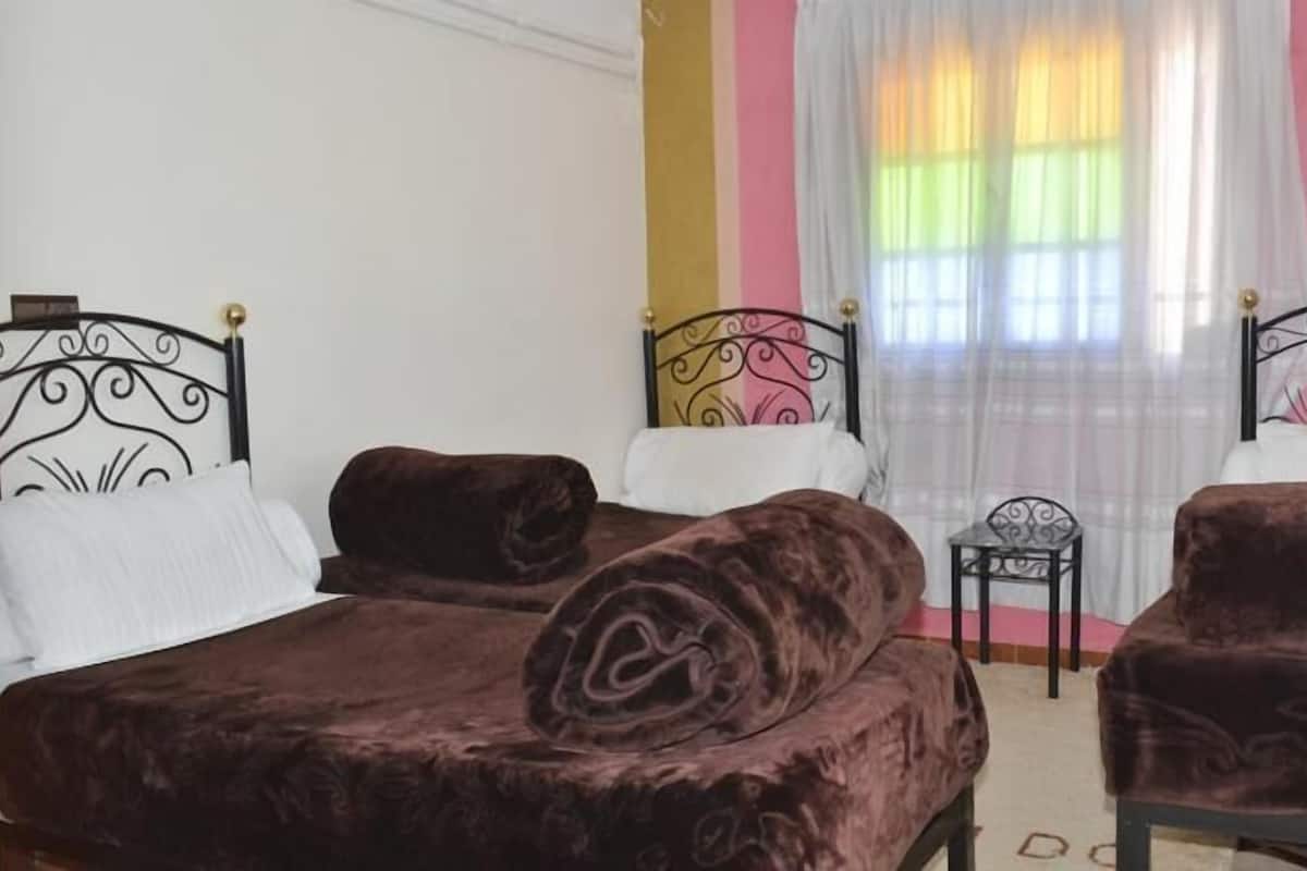 Escritorio, cortinas blackout, wifi gratis y ropa de cama