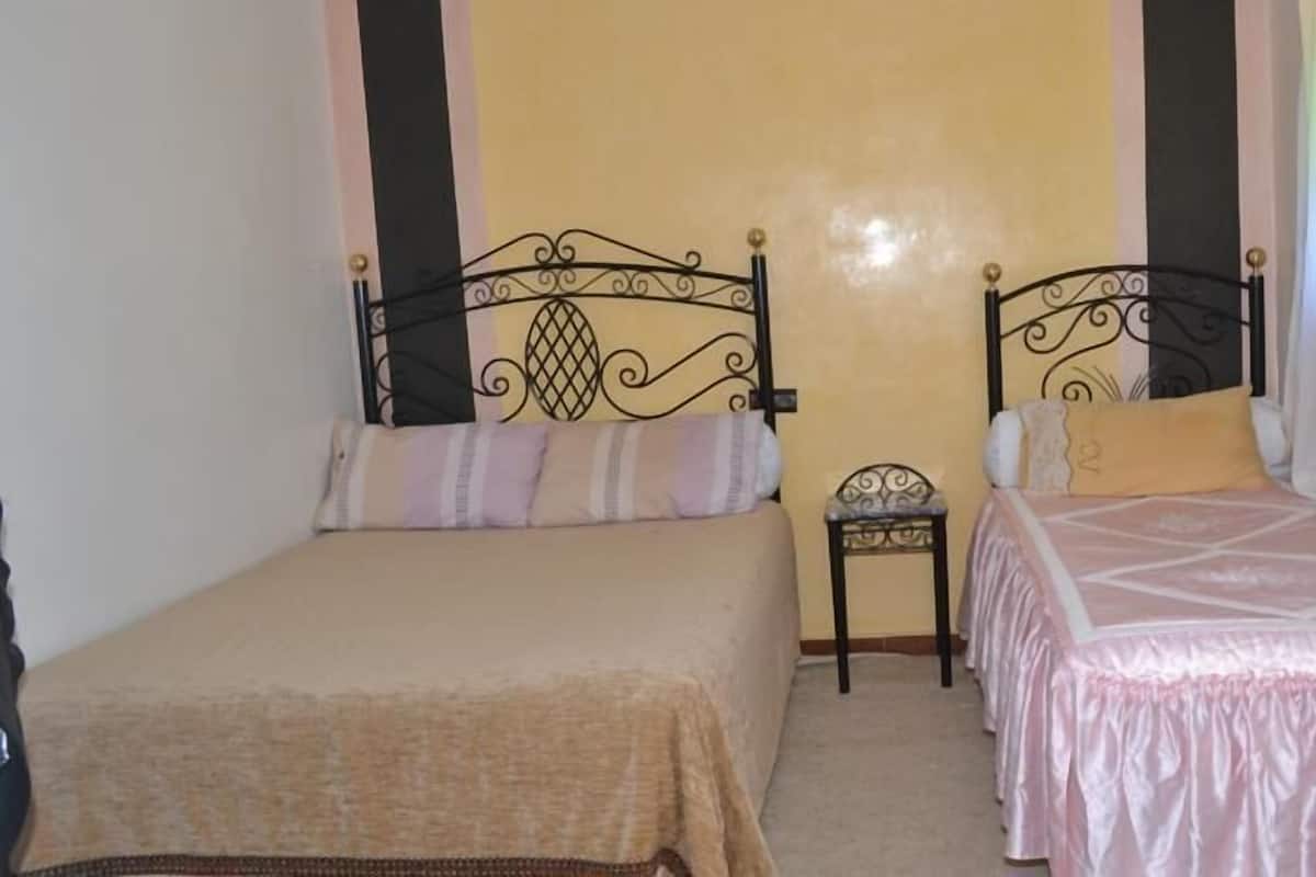 Escritorio, cortinas blackout, wifi gratis y ropa de cama