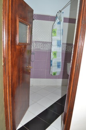 Ducha, cabezal de ducha tipo lluvia, pantuflas, toallas