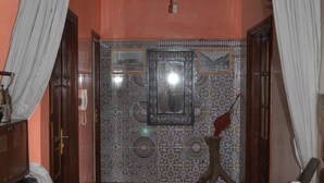 Shower, rainfall showerhead, slippers, towels - Hotel Ali Midelt (Midelt)