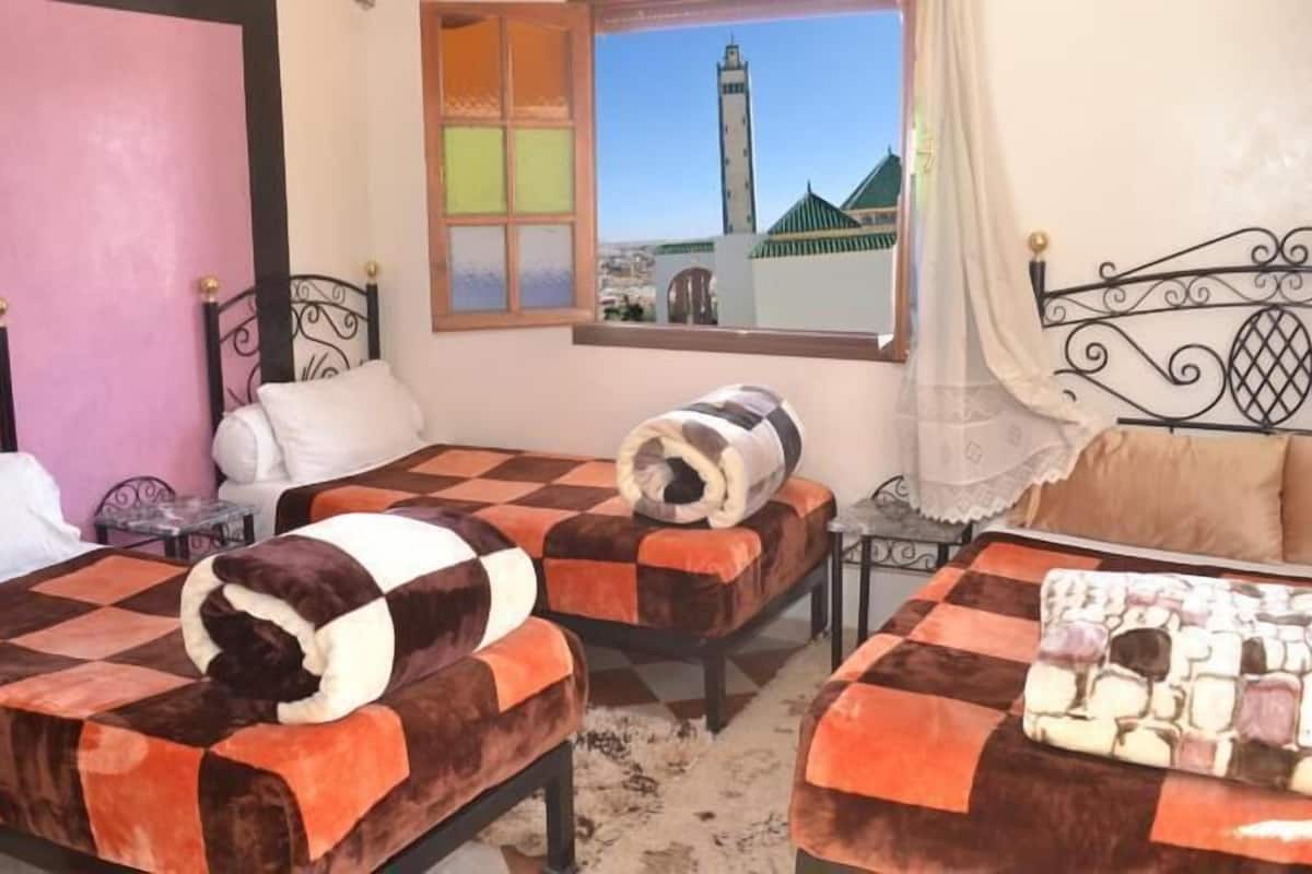 Escritorio, cortinas blackout, wifi gratis y ropa de cama