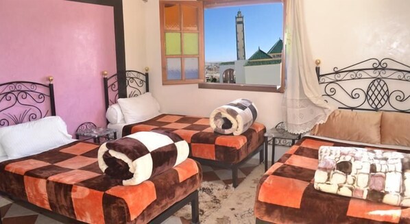 Dreibettzimmer, 3 Einzelbetten, eigenes Bad | Schreibtisch, Verdunkelungsvorhänge, kostenloses WLAN, Bettwäsche