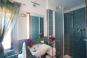 Doccia, asciugacapelli, bidet, asciugamani