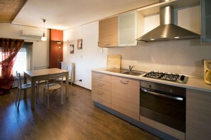 Kühlschrank, Ofen, Herdplatte, Wasserkocher mit Kaffee-/Teezubehör