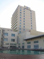 Un hotel de varios pisos con zona de piscina.