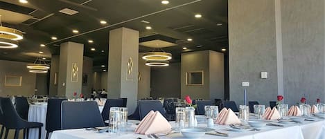 Serveert ontbijt, lunch, diner, lokale en internationale gerechten