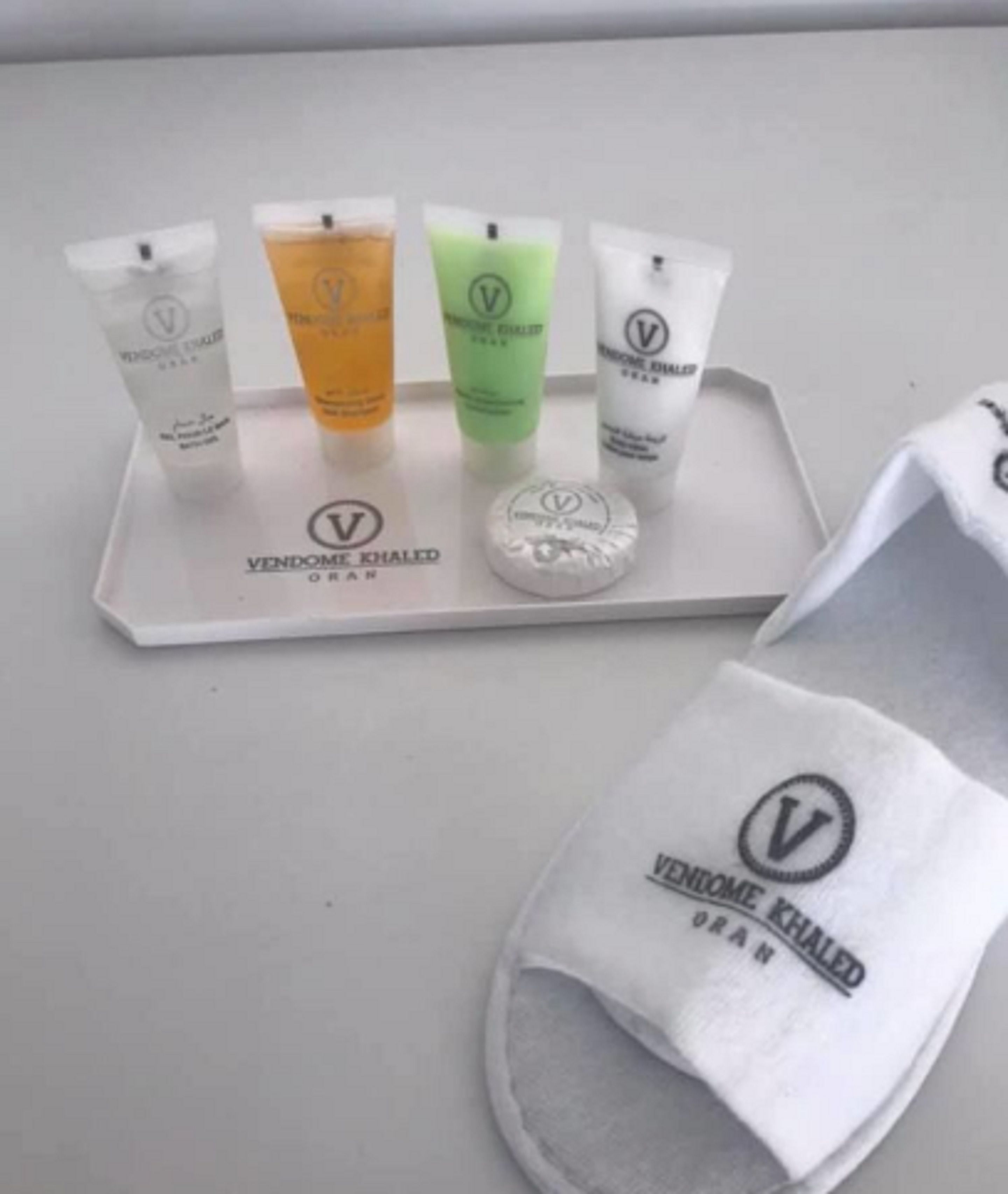 Ducha, artículos de tocador gratuitos, secador de pelo, toallas