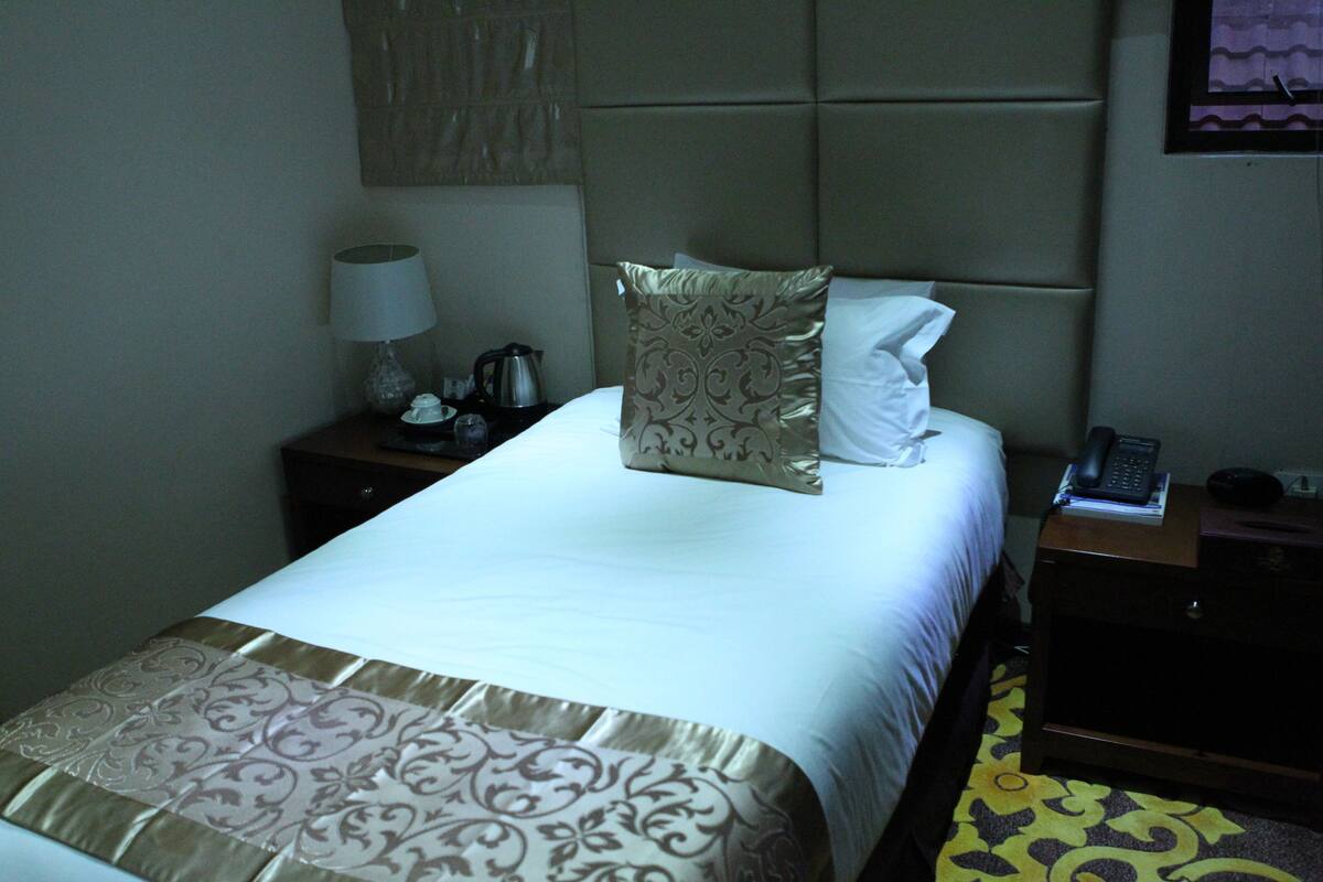 Standard Single Room, Pool View | Premium bedding, down duvets, in-room safe, desk
