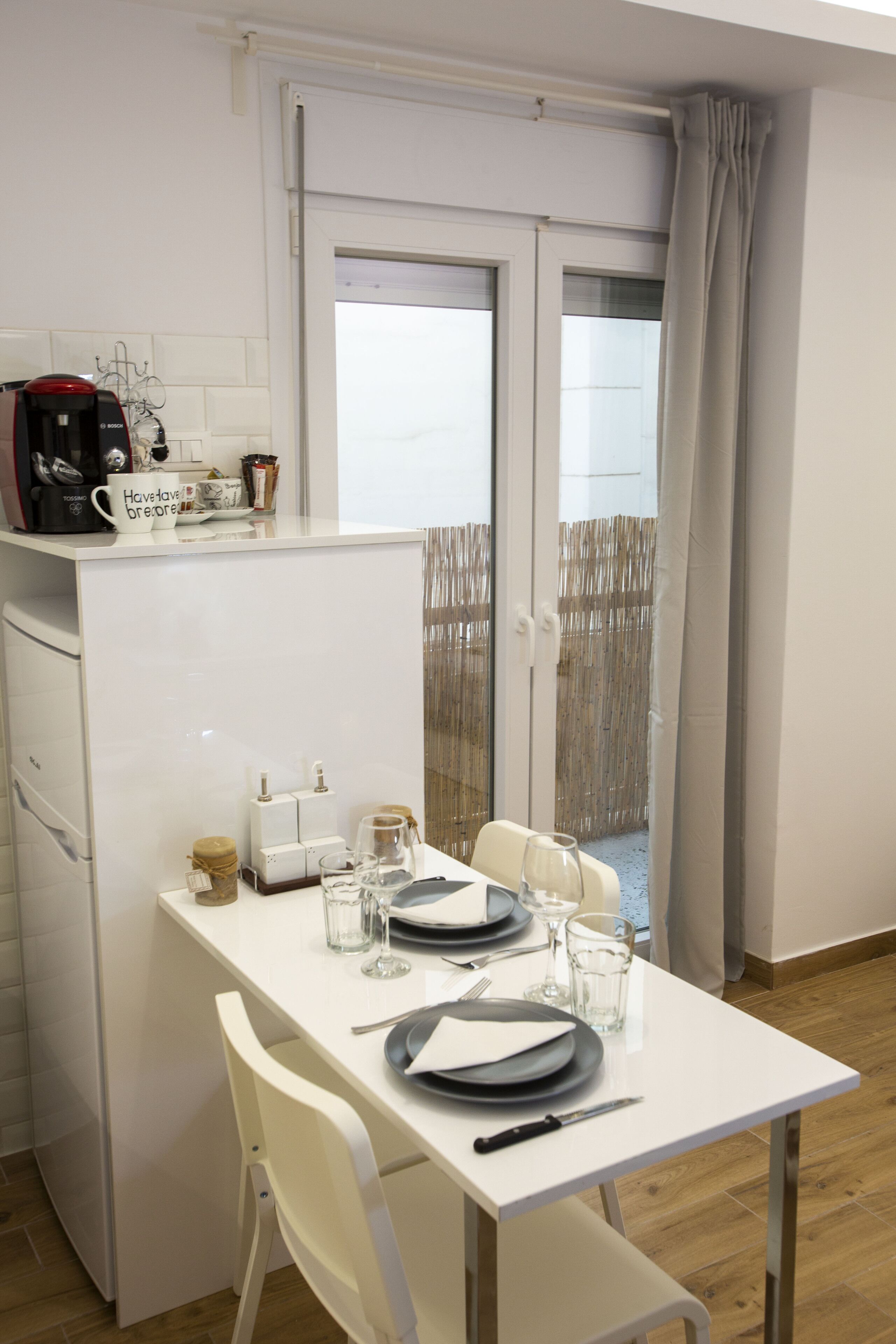 Frigorifero con congelatore, forno, piano cottura, macchina per tè/caffè