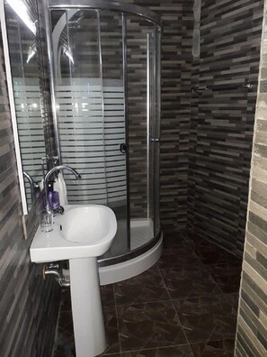 Habitación estándar | Baño | Regadera, amenidades de baño gratuitas, pantuflas, toallas 