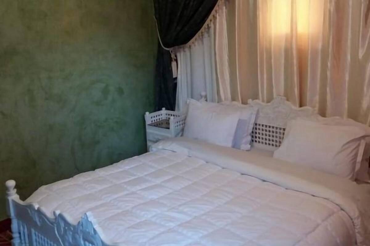 Double Room, 1 King Bed (Mouly Elghali) | Desk, iron/ironing board (on request), WiFi (free)