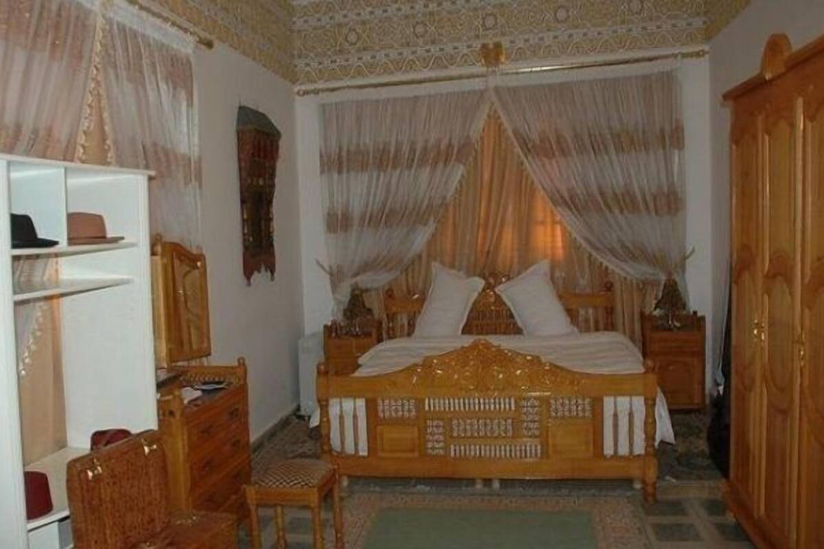 Deluxe Room, 1 King Bed (Lala Sara) | Desk, iron/ironing board (on request), WiFi (free)