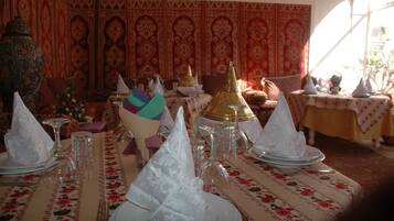 Frühstück, Mittagessen, Abendessen, lokale Küche