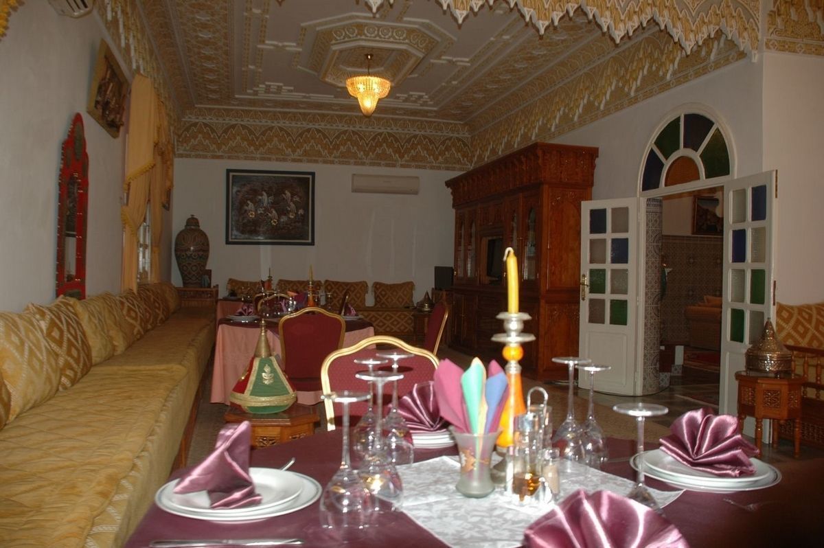 Petit déjeuner et déjeuner servis sur place, spécialités Cuisine locale