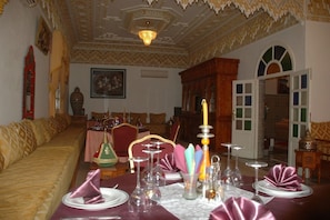 Morgunverður og hádegisverður í boði, staðbundin matargerðarlist