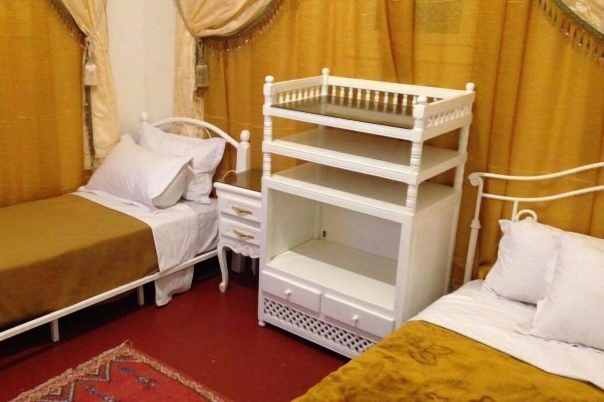 Twin Room, 2 Twin Beds (Chambre Ismail) | Desk, iron/ironing board (on request), WiFi (free)