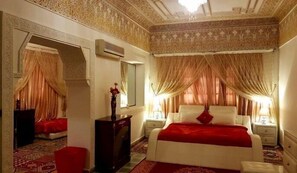 Fjölskyldusvíta - mörg rúm (Lala Halima) | Sérhannaðar innréttingar, sérvalin húsgögn, skrifborð