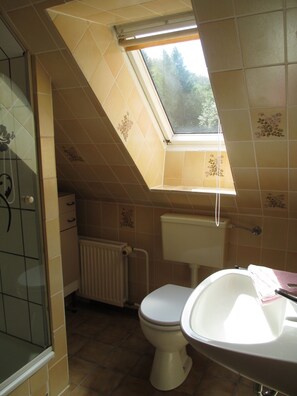 Apartment, 1 Schlafzimmer (11,cleaning fee on top of rate 30 EUR) | Badezimmer | Dusche, Haartrockner, Handtücher