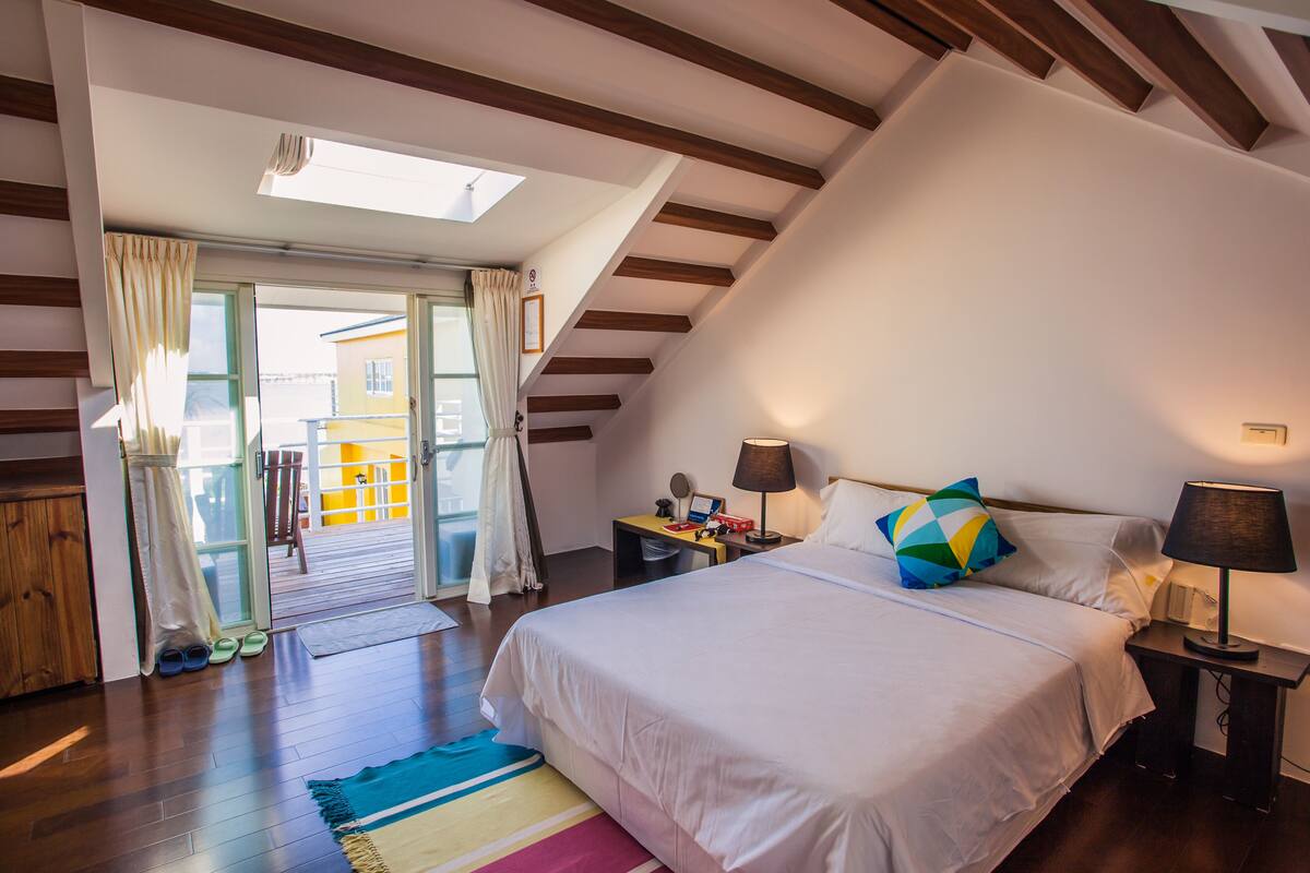 مكتب وتجهيزات عازلة للصوت وواي فاي مجانًا وبديكورات فريدة لكل غرفة