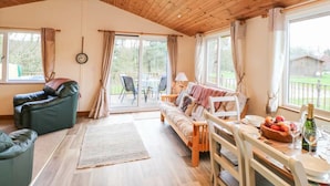 Chalet (Durham) | Wohnbereich | Flachbildfernseher