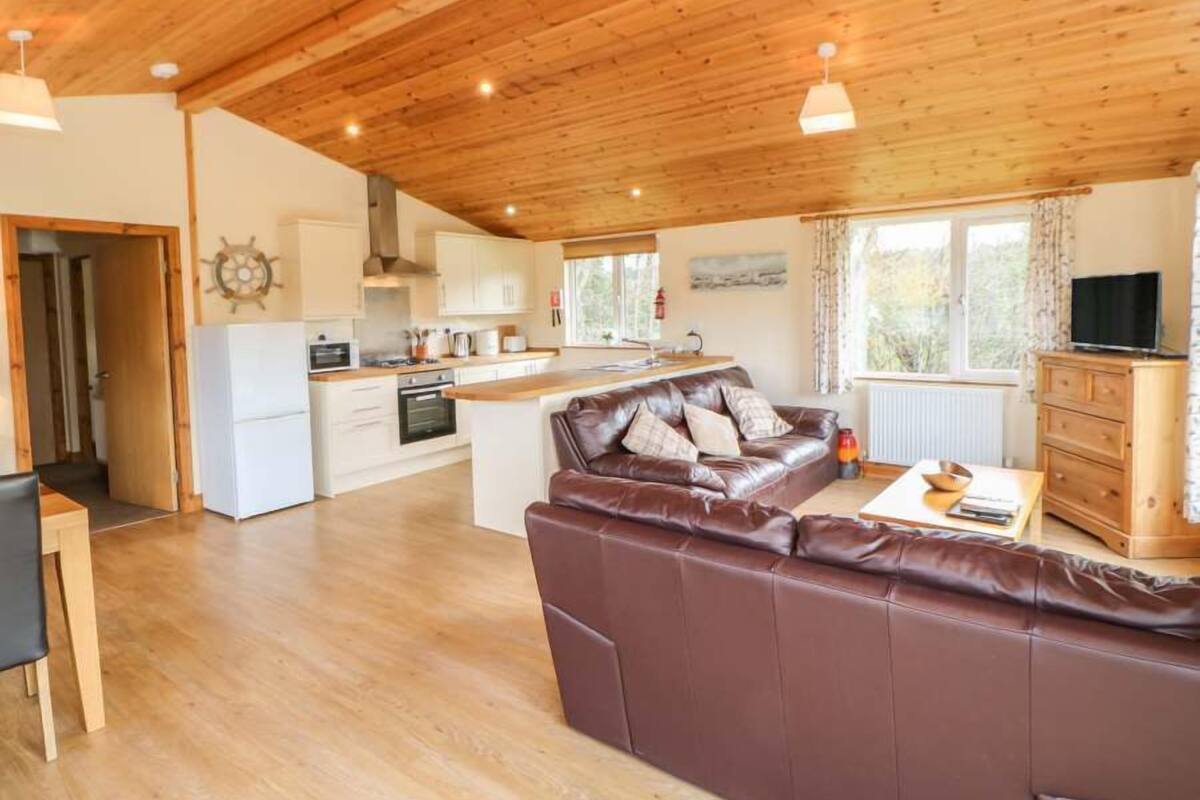 Chalet (Essex) | Zona de estar | Una televisión de pantalla plana