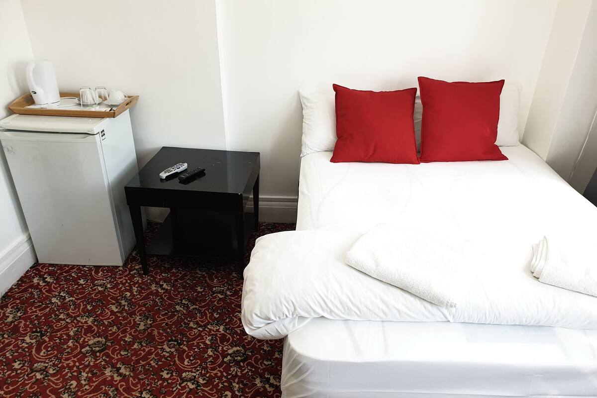 Kahden hengen huone, oma kylpyhuone (Suite 2) | Ilmainen Wi-Fi, vuodevaatteet